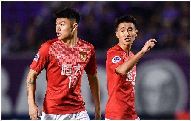 恒大国脚被打回原形！连续2次射门直冲看台球迷：赶紧解散吧