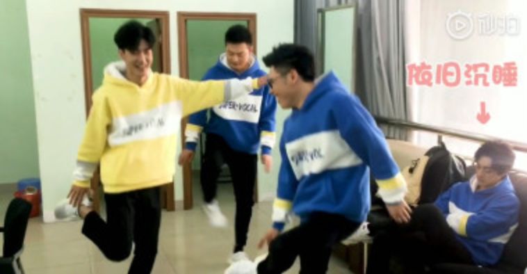 一开始我以为爱上了实力派，没想到他们还全是梗王