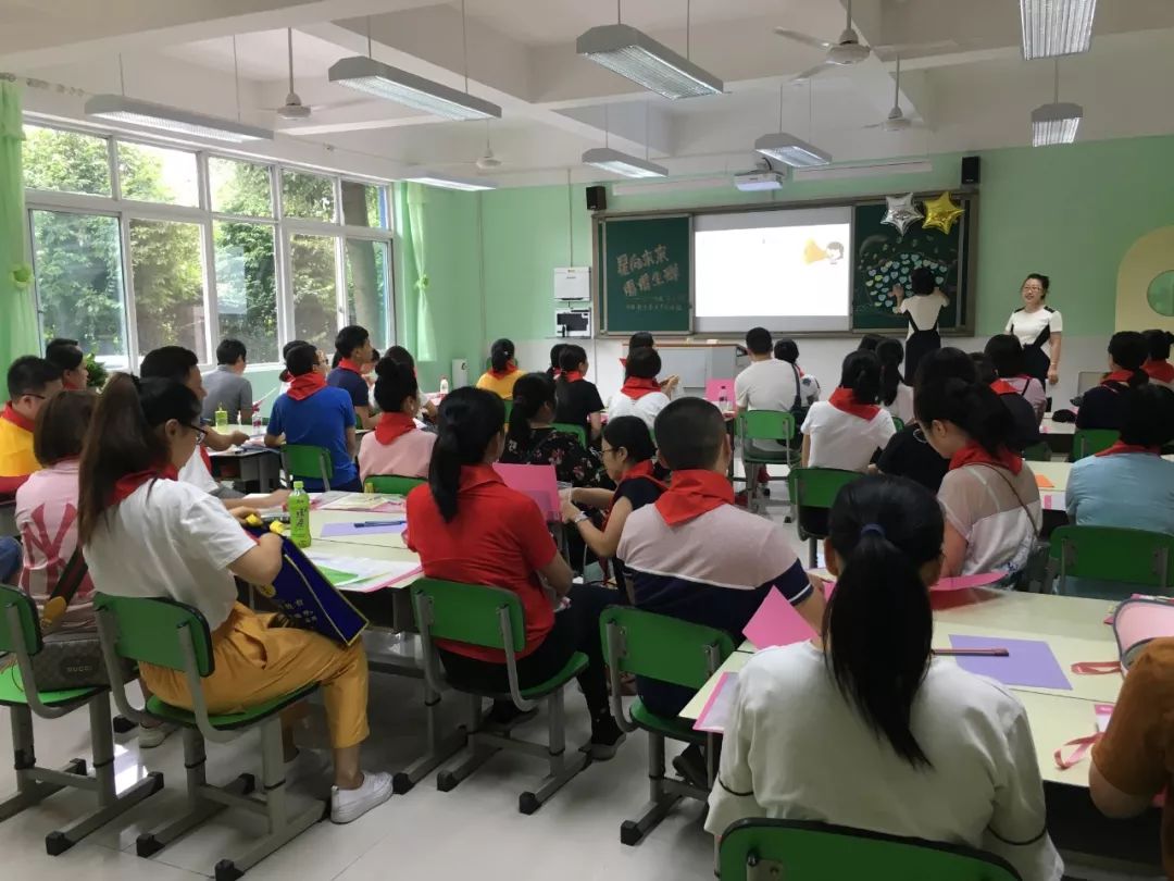 低年级学生重回校园,重返校园跟小朋友过六一