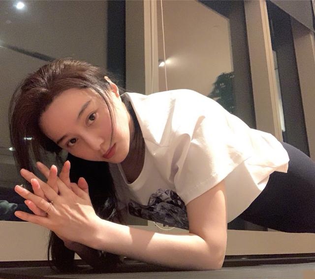 范冰冰露出真面目！宅家穿体操裤健身尽显翘臀，素颜白到发光