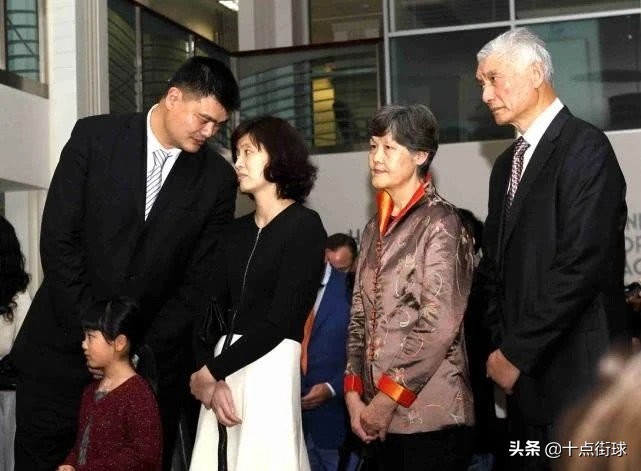 姚明和姚蕾身高多高,姚明的女儿姚沁蕾10岁会打篮球么