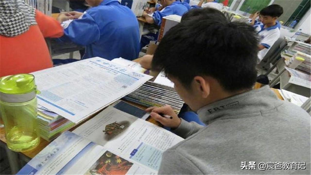 男生自以为很帅3种行为,男生自认为帅气的三大行为