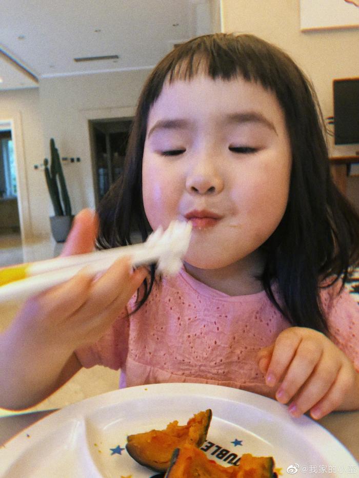 疗愈无数人的吃货小蛮长大不少，摇身一变成行走的表情包