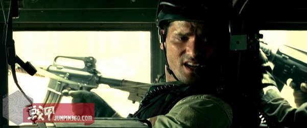 美国黑鹰战机坠落视频,十部顶级战争大片黑鹰坠落