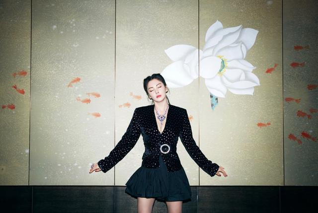 张雨绮御姐出场,张雨绮一向肤白貌美很有御姐气质