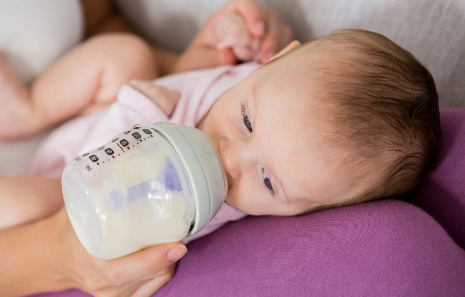 新生儿一天奶量多少合适,新生儿一天奶量标准表