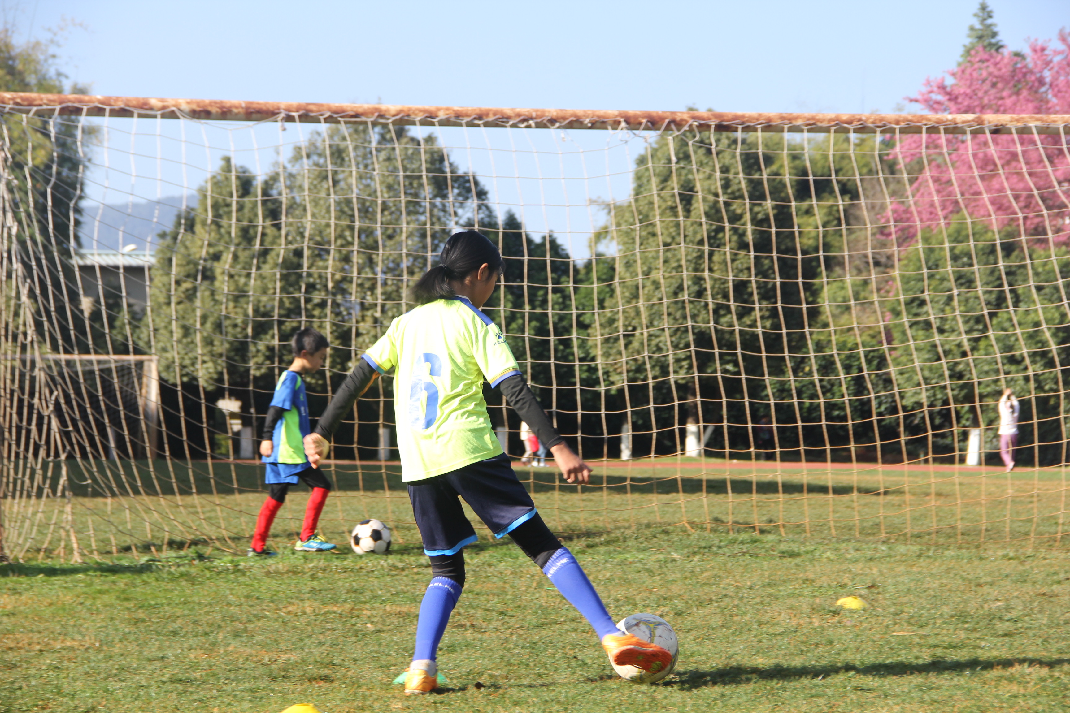 脚弓传球详细讲解,用脚弓踢直线球的技巧