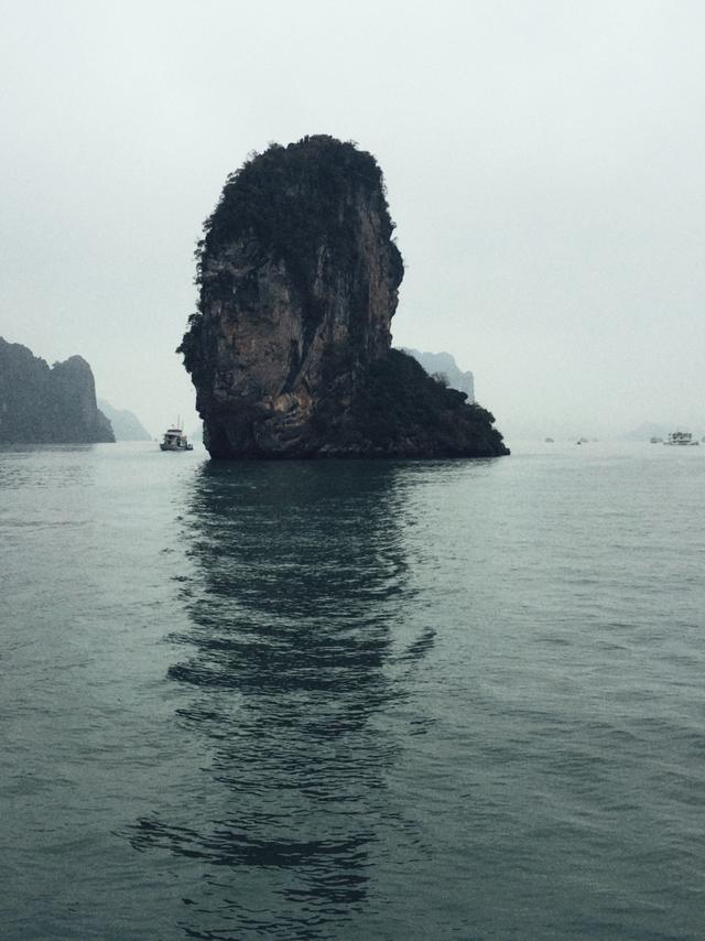 这里虽然风景如画人们生活的却很凄惨没日没夜的追着大船讨生活