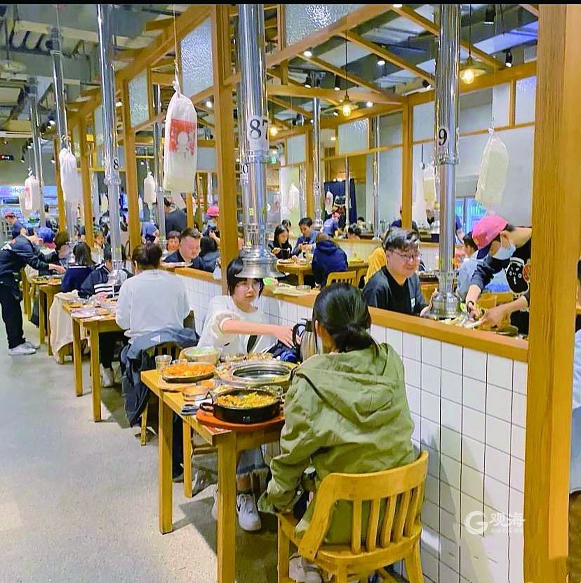 前方等位180桌、包间客房已满……“一桌难求”背后的青岛餐饮江湖