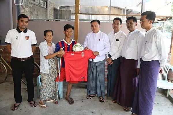 韪㈣冻鐞冪殑灏忕敺瀛╂湁澶氬竻,鎴戝彧鏈変竴鏉¤吙