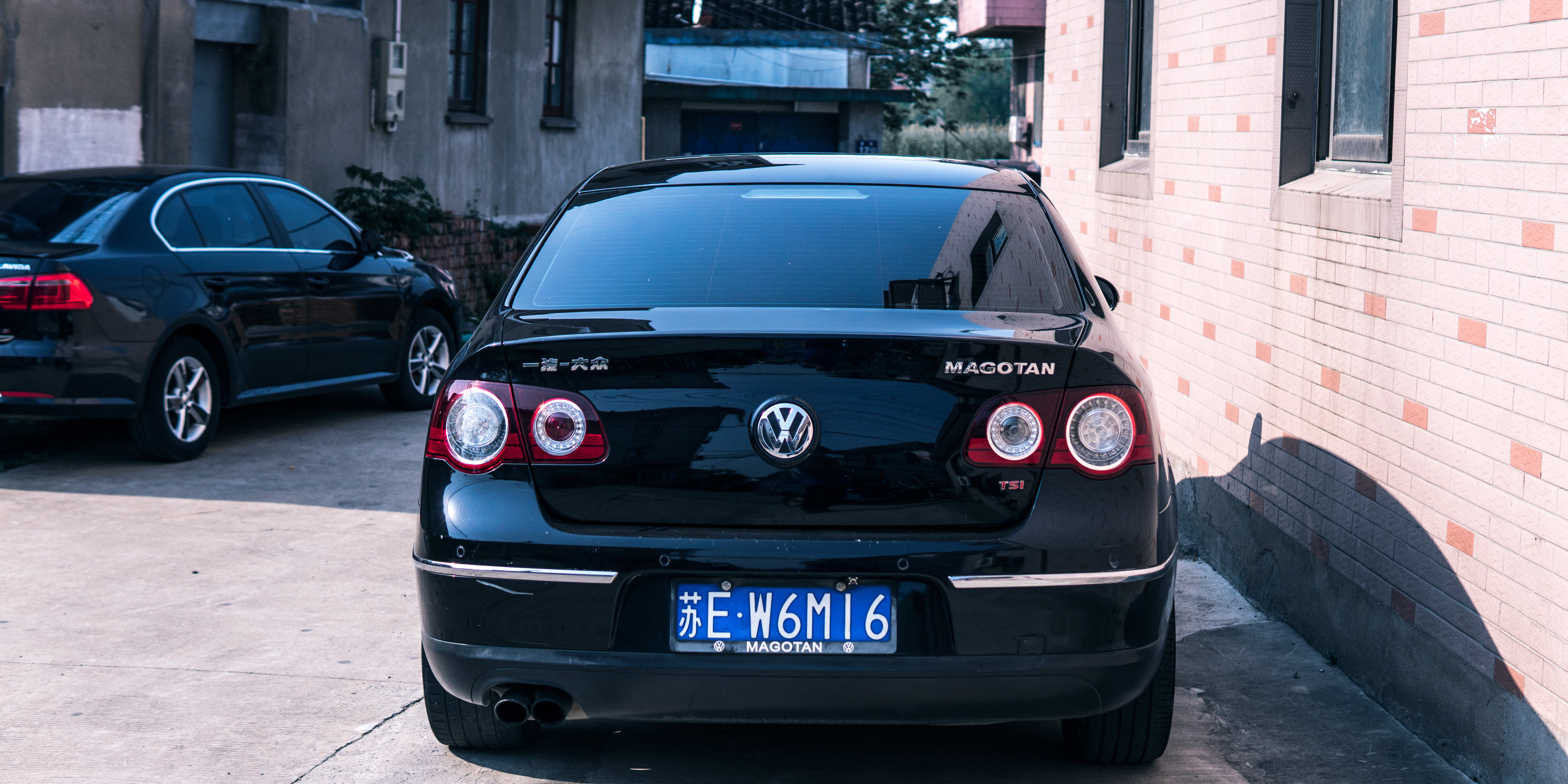 开着曾经的最美大众探寻废弃城堡，如今B6迈腾还值得购买吗？