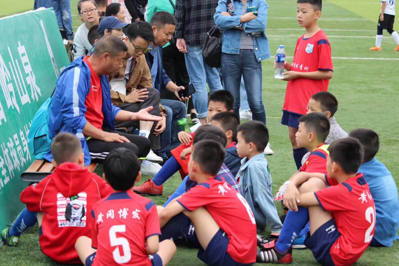 黄边附近有免费的足球场吗,黄冈室内足球场