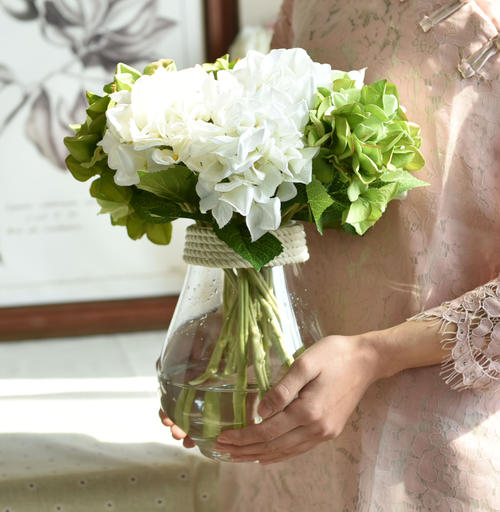鲜切花插瓶没有多久就蔫了,鲜切玫瑰花为啥才插的二天就蔫了
