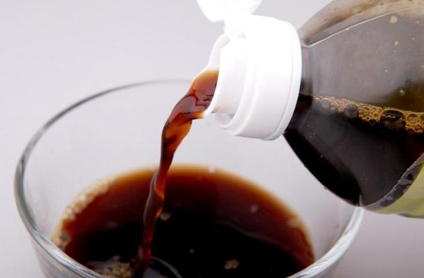 油烟机的风扇叶的油污用什么清理,油烟机滤网上的胶状油污如何清理