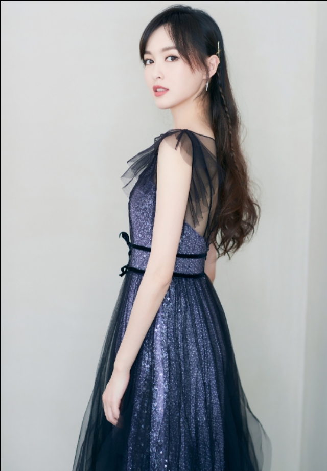 唐嫣的半透视礼服,尽显火辣身材,罗晋真的太有福气了!