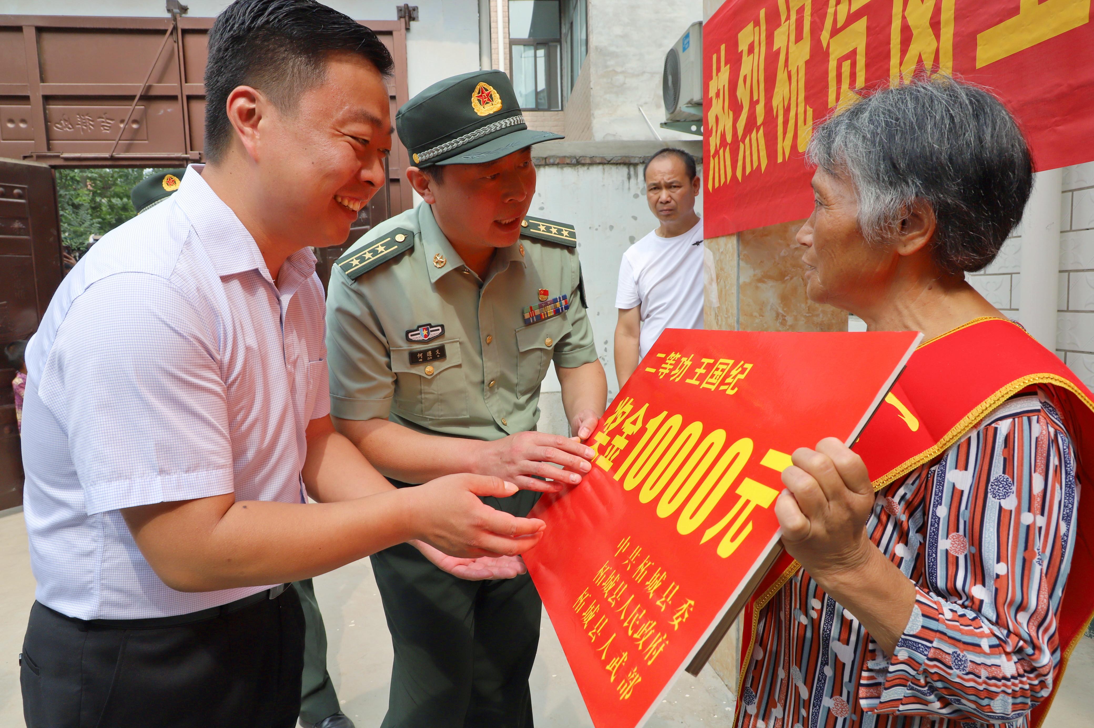 军人立功受奖地方补助,军人带着荣誉带着军功章回家