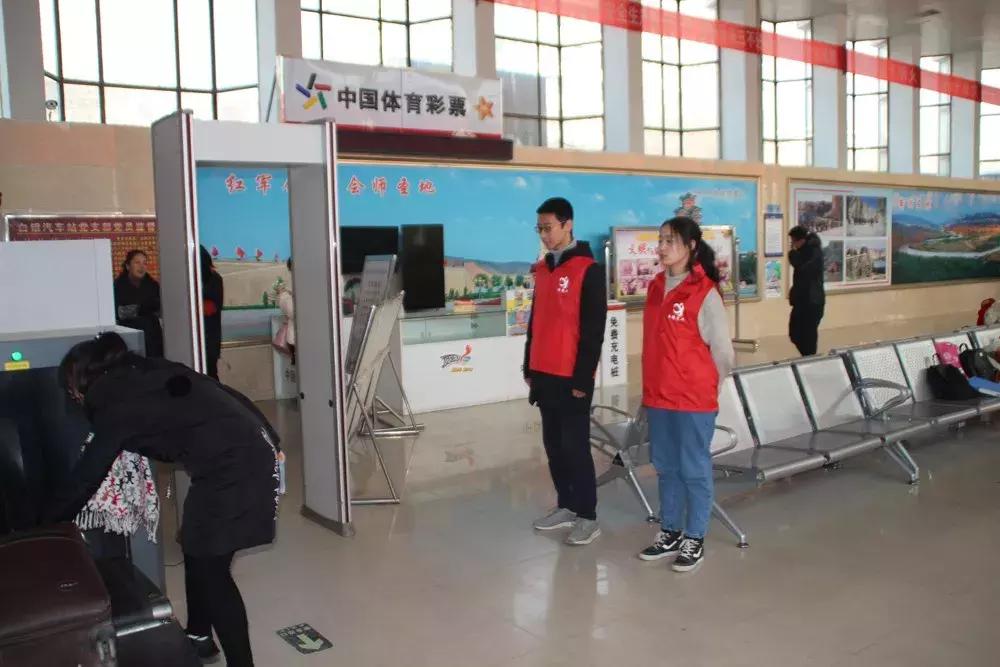 白银：爱心志愿者成为汽车站春运一道最亮风景线