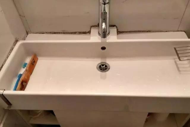 洗碗台有缝隙,发黑又发霉?装修师傅教你一招,5秒消灭霉菌污垢