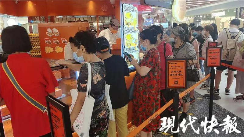 网红奶茶店每天雇100人排队,南京网红代购
