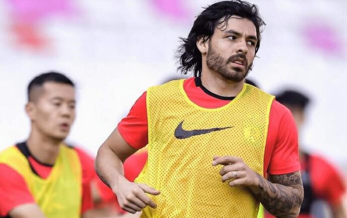 无可奈何，连越南也来讽刺中国足球，直言重金邀请归化球员不实际