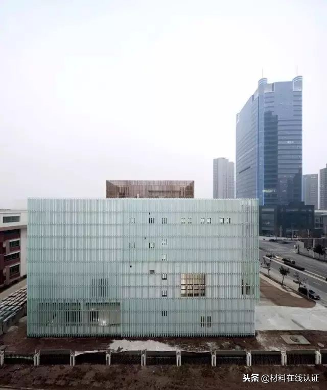 你还在用透明玻璃做立面吗？看看大师们都是怎么给玻璃上色的？