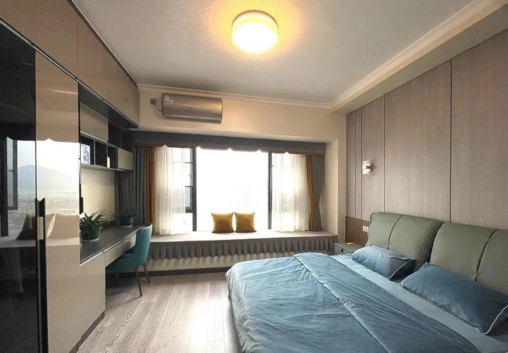 阳台改成小卧室凸出来的,阳台改成衣帽间和办公区