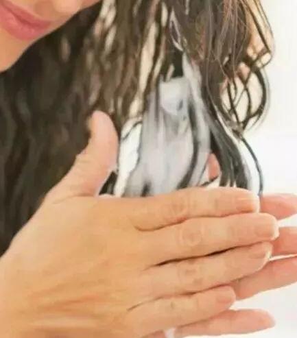 做头发卷法步骤图片,用电卷棒卷头发的步骤