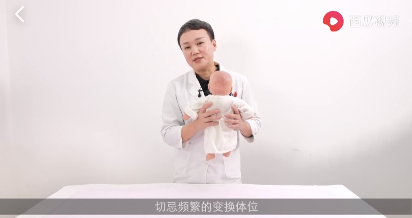 婴儿呛奶如何正确处理,婴儿呛奶时的正确处理方法