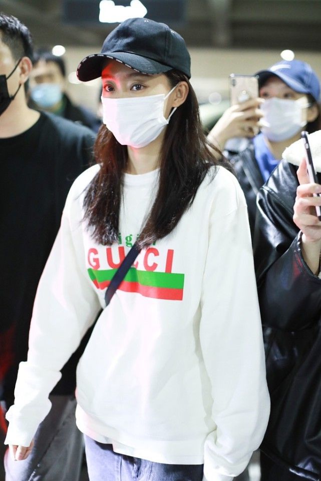 张小斐独自为李焕英扫墓,张小斐李焕英看电影穿的衣服