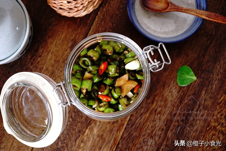 奶奶祖传几十年腌辣椒的秘诀,60岁老奶奶腌辣椒的方法