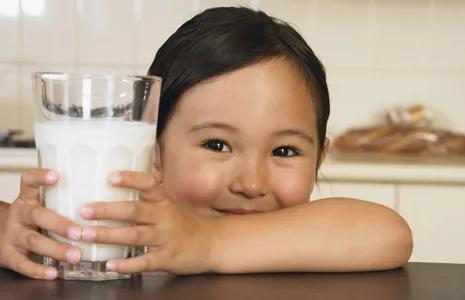 四周的宝宝喝三段奶粉可以吗,别再给娃喝这几款奶粉了