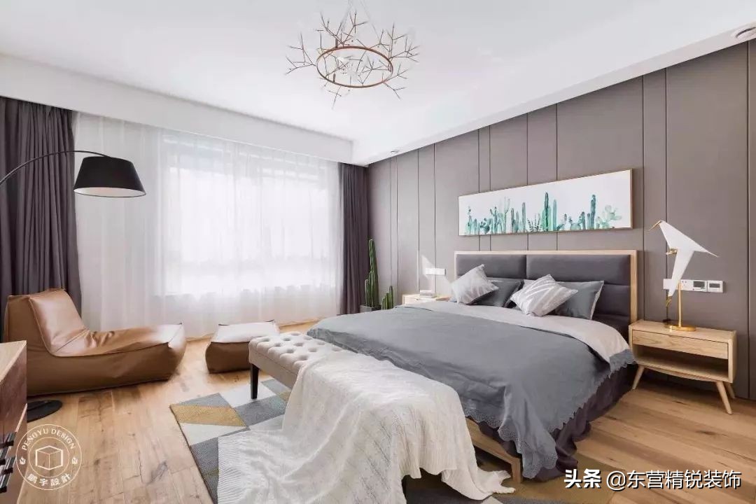 主卧背景墙护墙板装修效果图大全,100平方现代轻奢护墙板装修多少钱