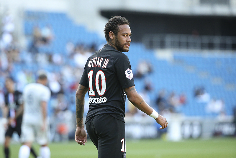 内马尔主动让出10号球衣,内马尔为梅西让出十号球衣采访