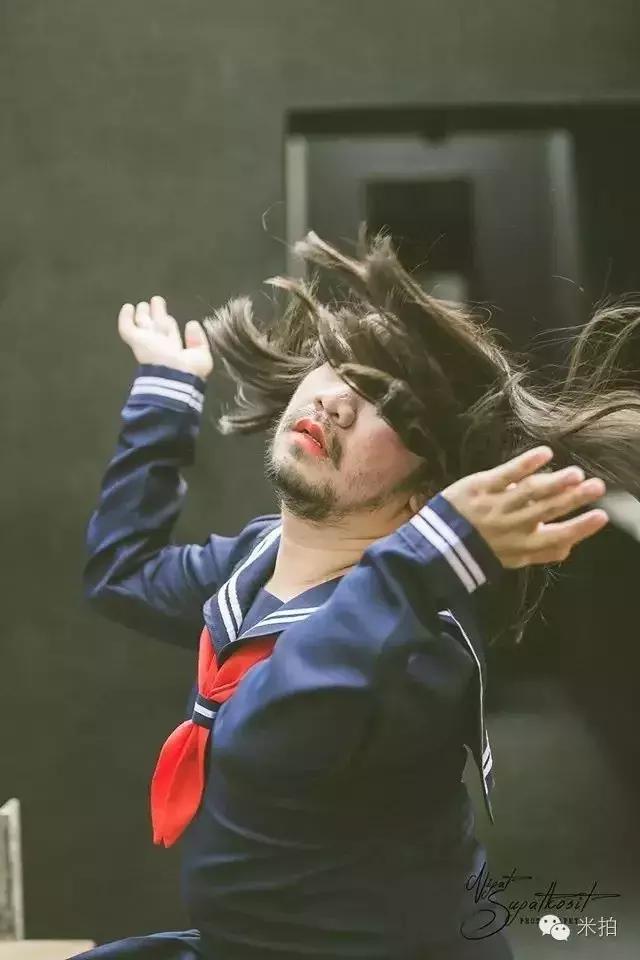 男摄影师爱上女富婆,男生摄影师爱上了美女