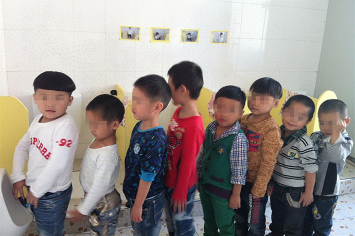 孩子在幼儿园不敢大便怎么开导,幼儿不愿意在幼儿园大便怎么办