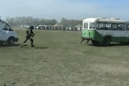 中国特警解救大巴车人质演练,中国特警仅用8秒解救客车人质