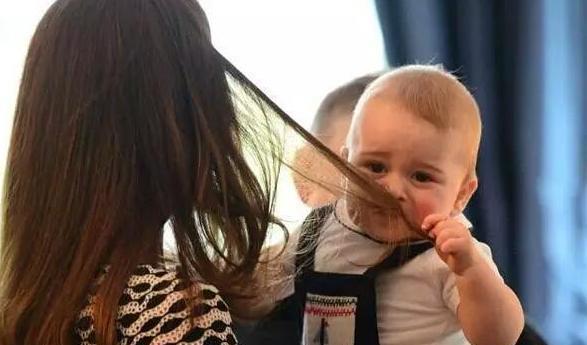 宝宝总是扯头发,宝宝老是扯妈妈头发怎么办