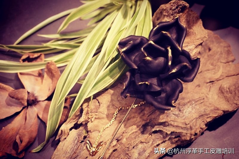 衣服配饰胸针高级感,高级定制时装发布会视频