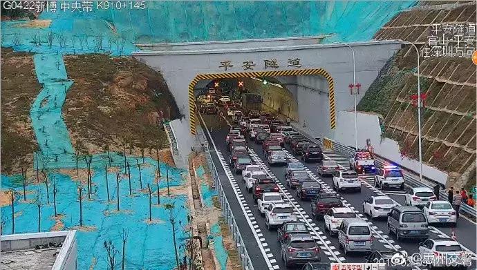 返程高速车流,返程大军挤爆沪渝高速