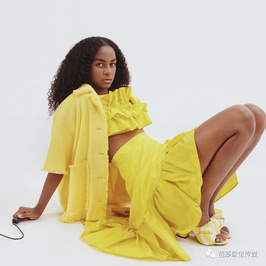 2021流行色亮丽黄太难穿?一件珠宝让你时髦一整年