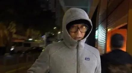 买二手衣服回家补、一张椅子用18年，这8位明星，有钱也没乱花