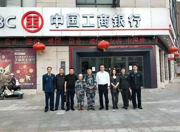 中国首位女空降兵捐款千万,中国首位跳伞女兵再捐七百万