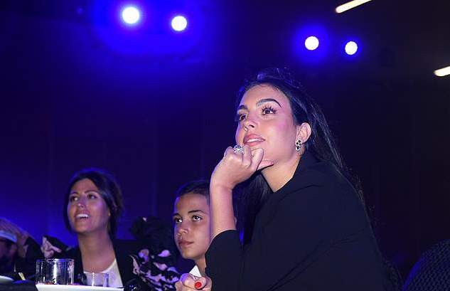 c罗和女友乔治娜惊艳写真图片,c罗未婚妻乔治娜撞脸