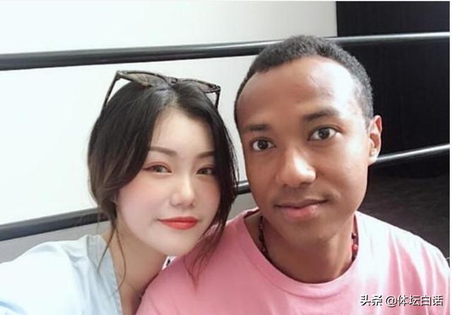 徐根宝为弟子庆生,徐根宝与众弟子