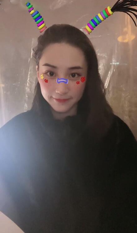 何超莲穿黑色外套跳手指舞蹈，与男友窦骁互动，破分手传言