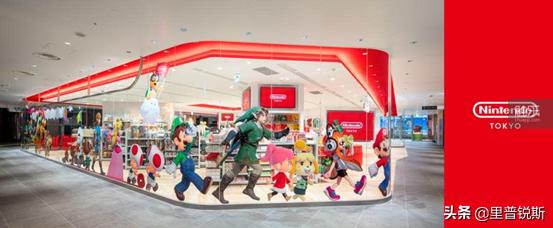 一家服装店、一台游戏机，还有是玩家或不是玩家的许多人。