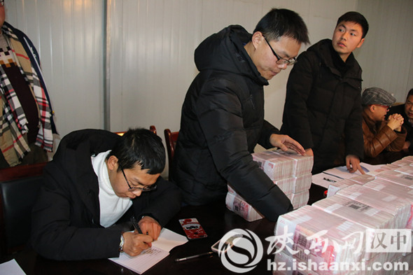 新春之际汉中堂宏广场向农民工集中发放工资900多万元