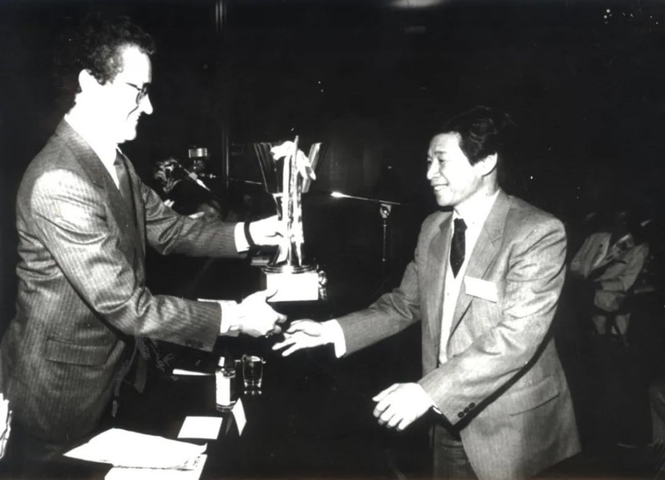 叹头部SPA！拒做人间“油”物，解锁防秃养发小妙招