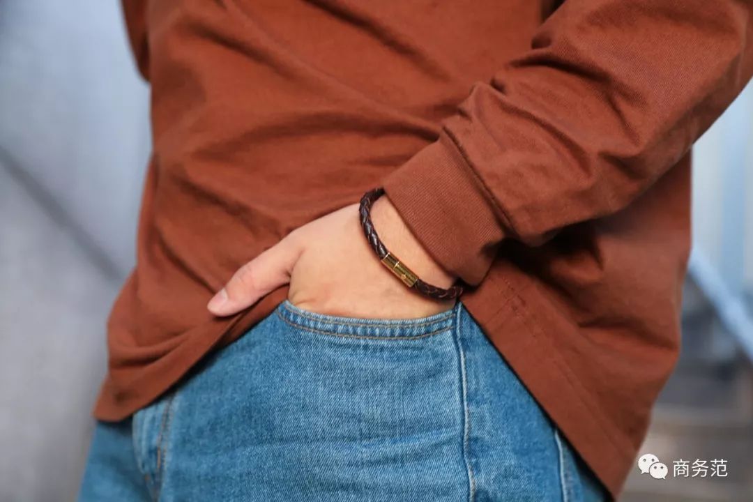 瑞典皇家配饰品牌，几百块戴出万元质感，金色手镯男女戴都好看