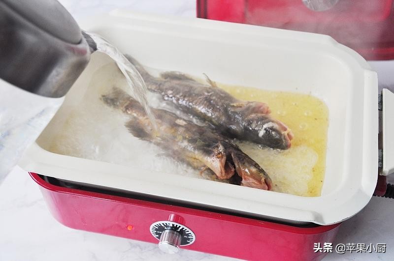 #您好，小暑#不会做鱼没关系，加块豆腐炖一炖，鲜美补钙，好吃